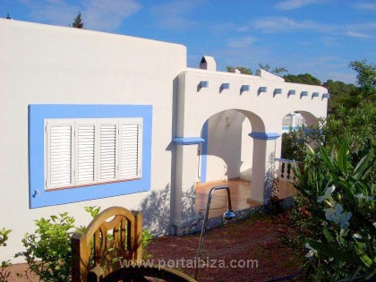 Ibizenque architecture - sunny covered terrace