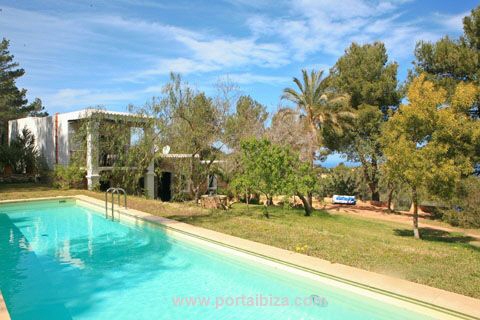 Pool + garden
