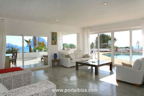 Bright living room with access to the terrace