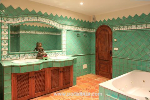 1 of 14 bathrooms