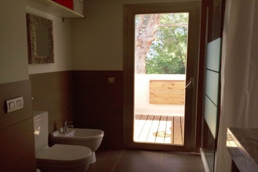 Bathroom en suite with shower