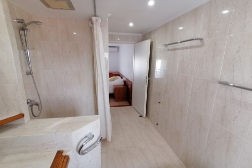 Bathroom en suite with shower