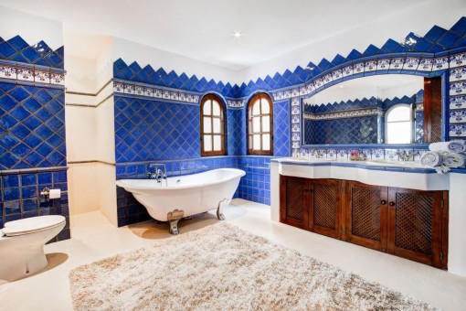Elegant bathroom with bath tub
