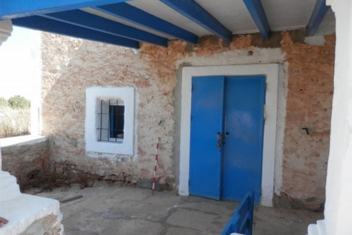 Covered entrance area