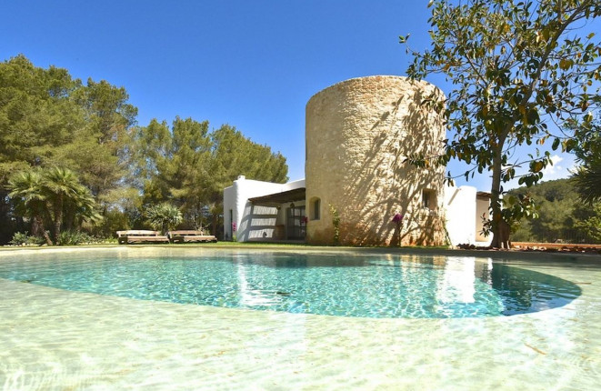 Beautiful villa with large pool in Santa Gertrudis