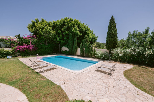 Very well mantained garden and pool