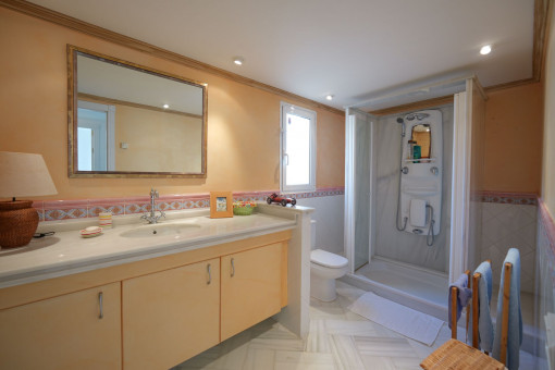 One of 6 bathrooms