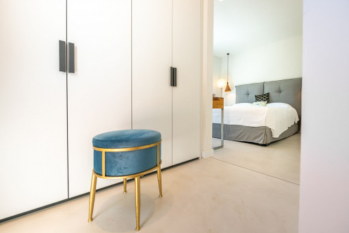 Mastersuite with dressing area and bathroom